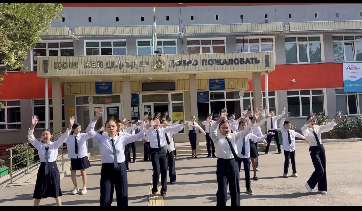 "БІЗДІҢ МЕКТЕП БУЛЛИНГКЕ ҚАРСЫ" атты жалпы өткізілген республикалық флешмобқа қатысуда.