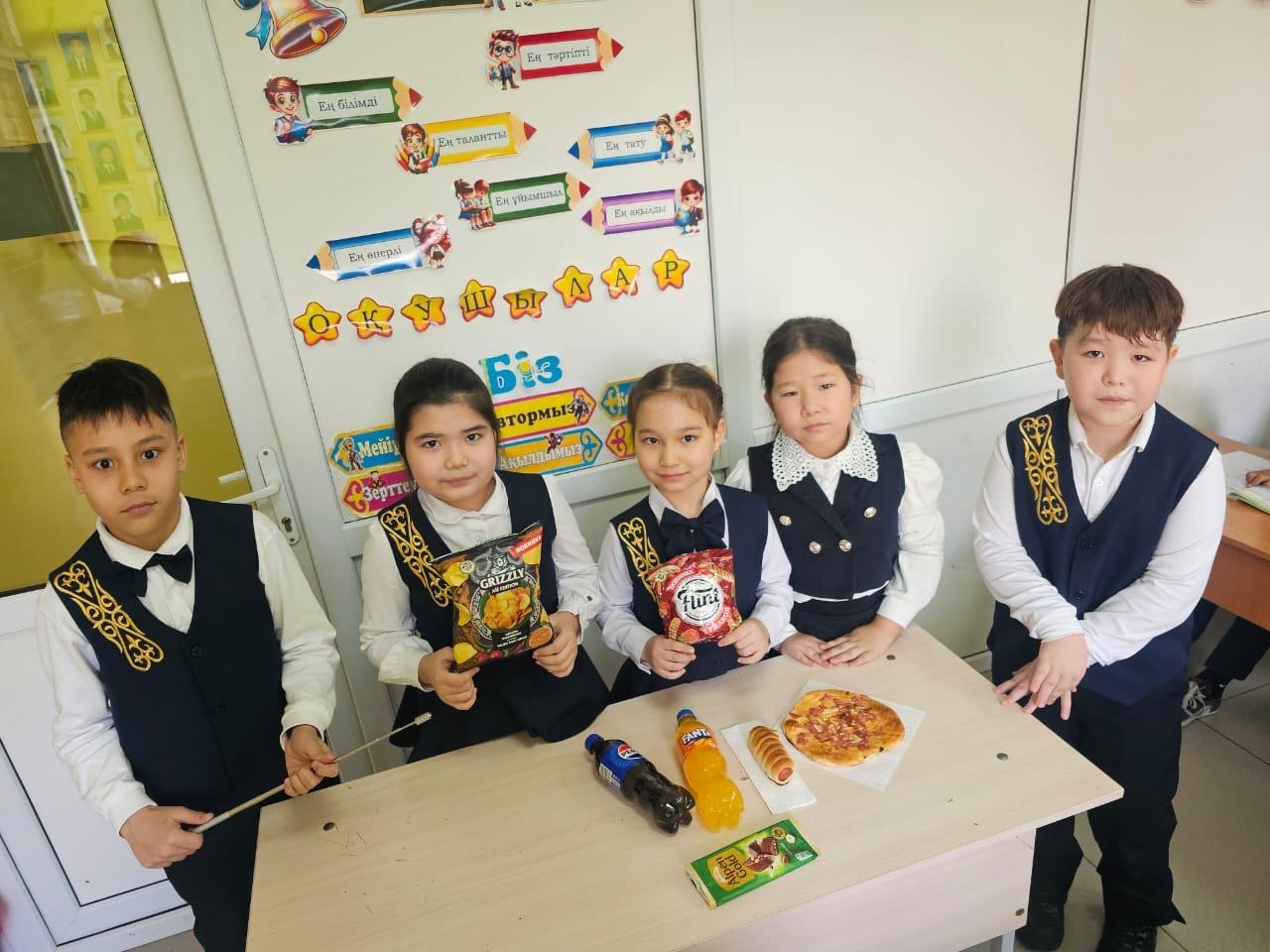 Шағын маркет сөрелерінен  денсаулыққа  пайдалы және зиян  тағамдарды алып, адам  ағзасына қаншалықты пайдалы зиянды екенін айту